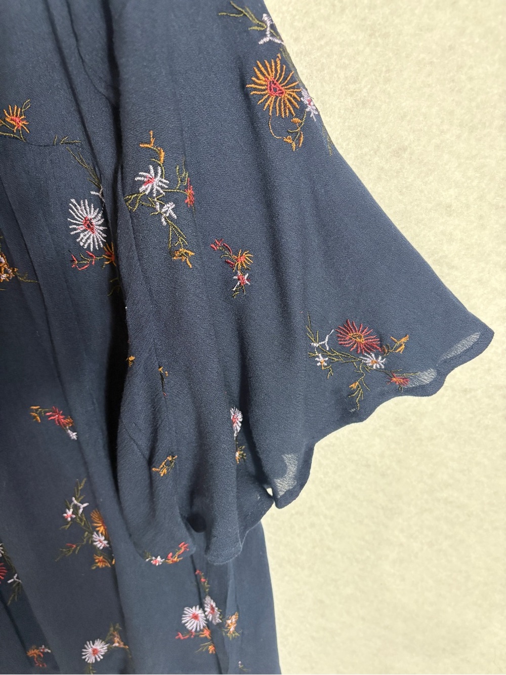 Nostalgia Boho Navy Floral V-Neck Women's Top Size Small - Picture 3 of 7